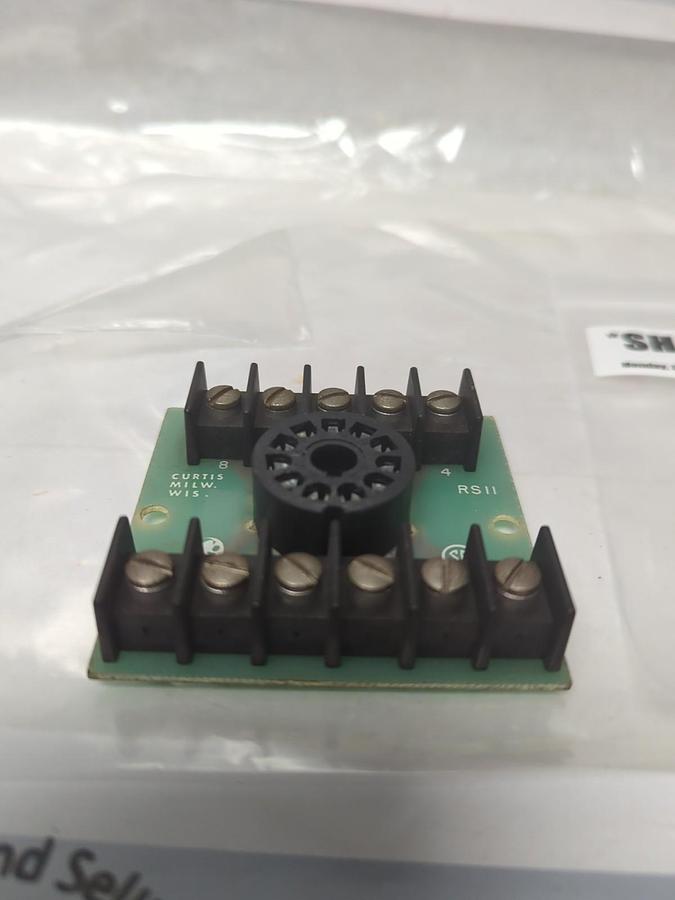Used CURTIS MILW,RSII,SERVO CIRCUIT -RELAY SOCKET PRE-OWNED