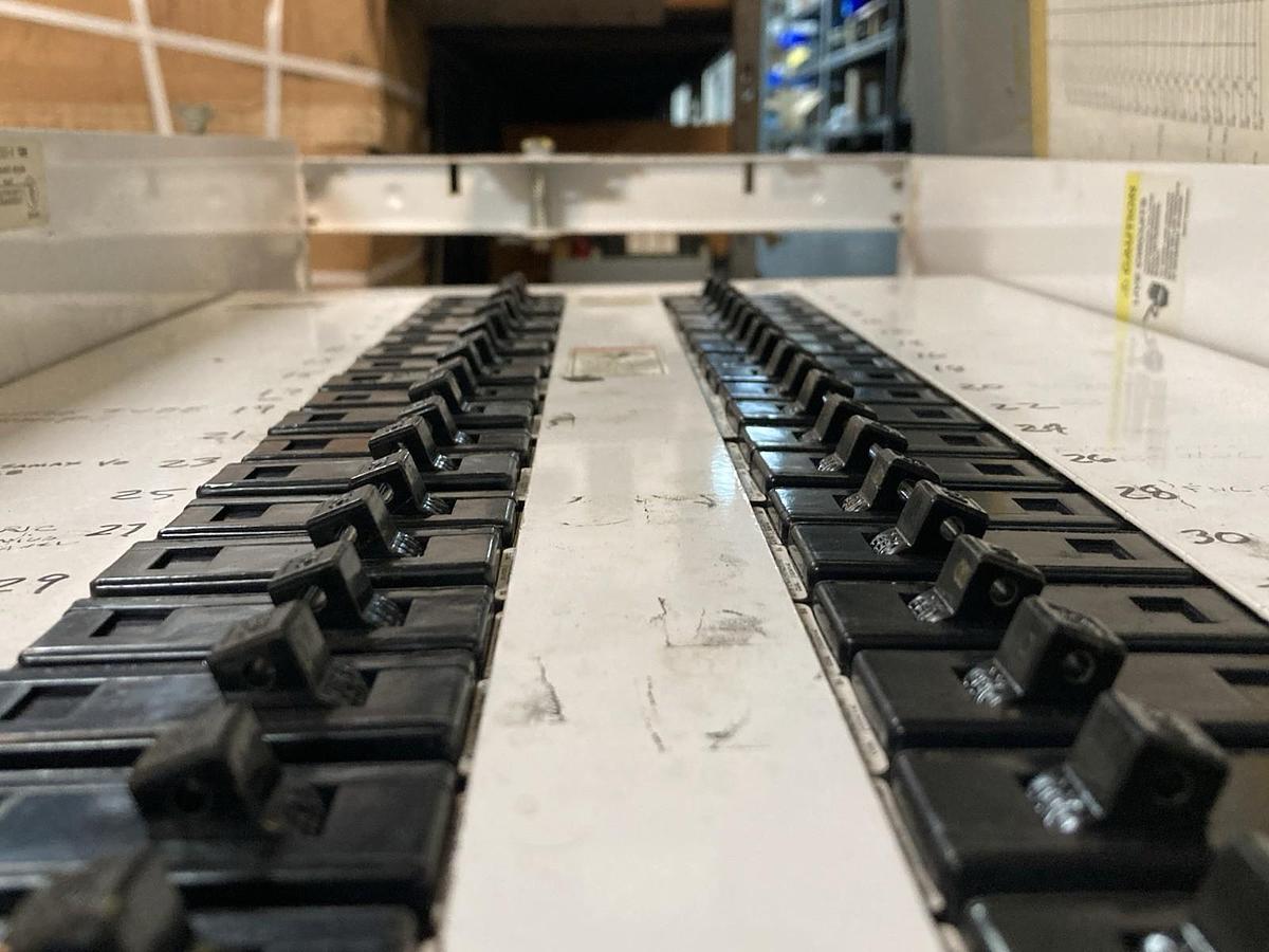 Used Eaton,PNL, Pow-R-Line Panelboard 15A 120v Breakers 480v MCC Bucket