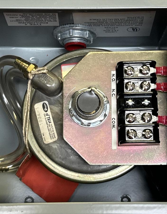 DWYER,1824-1-1-S,PRESSURE SWITCH W/ ENCLOSURE NOS