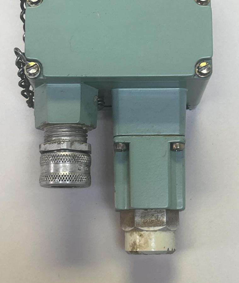 Used BARKSDALE,3AG11T-15C-01SW,SOLID STATE PRESSURE SWITCH