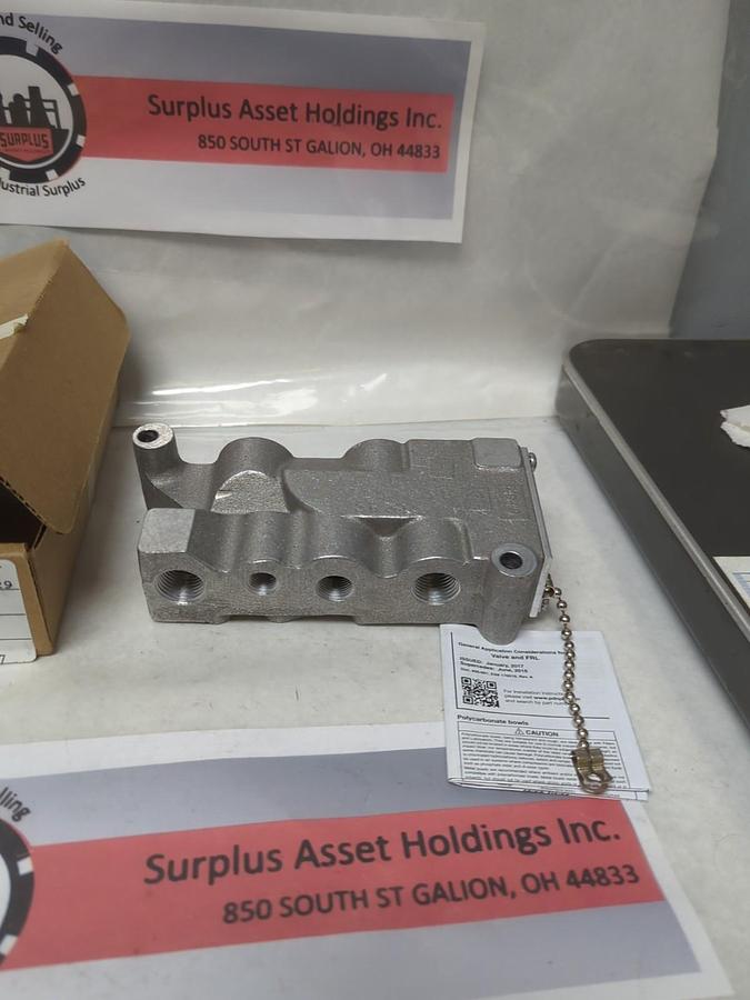 PARKER,K022090,DOUBLE SOLENOID SUB BASE 3/8 INCH NOS