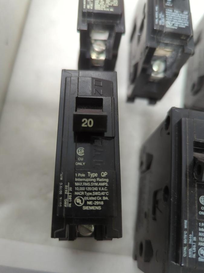 Used SIEMENS,Q120,CIRCUIT BREAKER 20 AMP 1-POLE LOT OF 8 PRE-OWNED