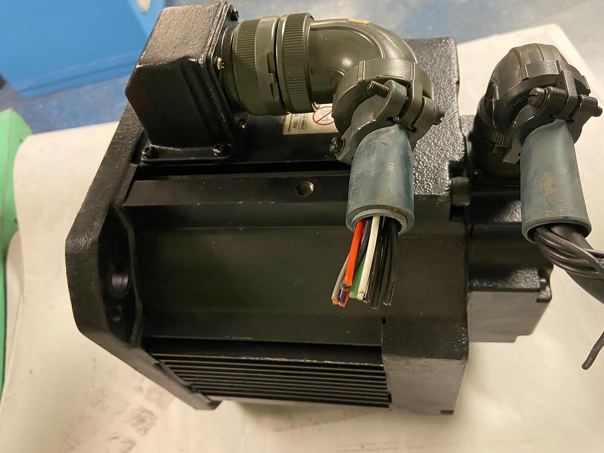 Used Yaskawa,USADED-22YR32,Servo Motor 2.2kW 16.6A 2000RPM