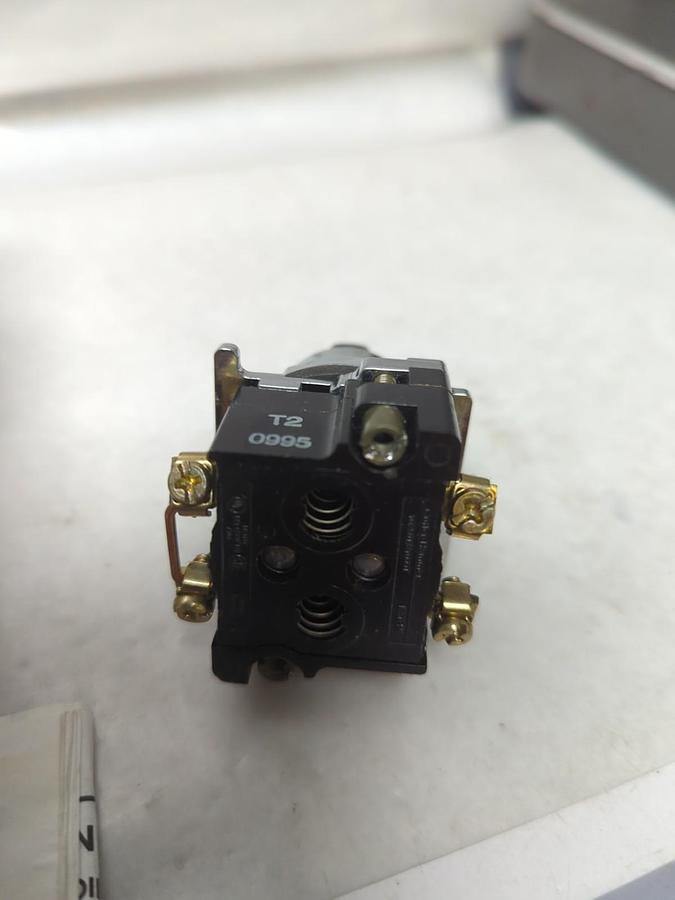 CUTLER-HAMMER,10250T21KB,SELECTOR SWITCH 3-POS BLACK NOS