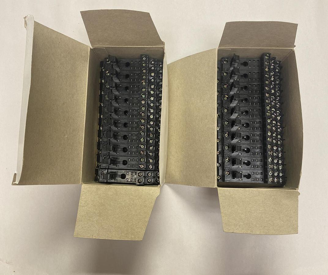 Cutler Hammer,D4PA2,2-Pole Socket Box Of 20 NOS