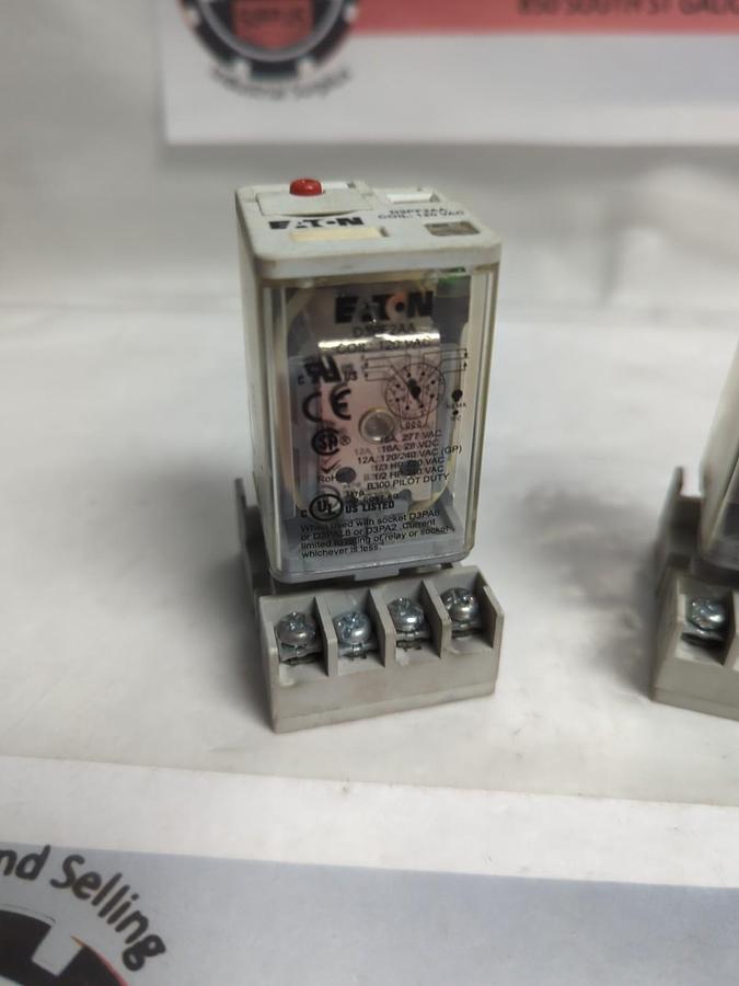 EATON,D3PF2AA,RELAY W/ D3PA2 SER A2 SOCKET 10A-300V 15A/300V 10A/600V LOT OF 2