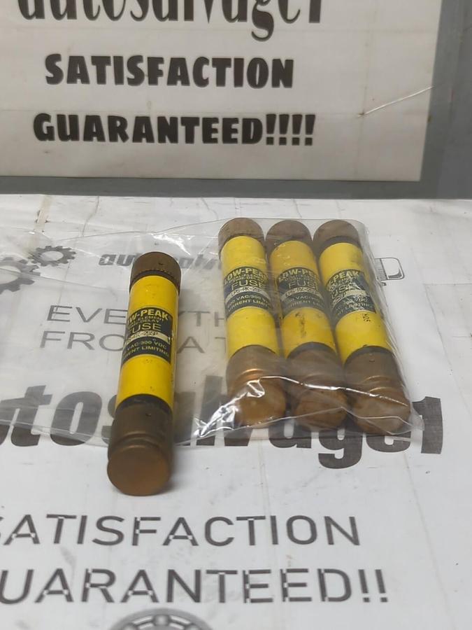 COOPER BUSSMANN,LPS-RK-25SP,LOW PEAK 25 AMP FUSES LOT OF 4