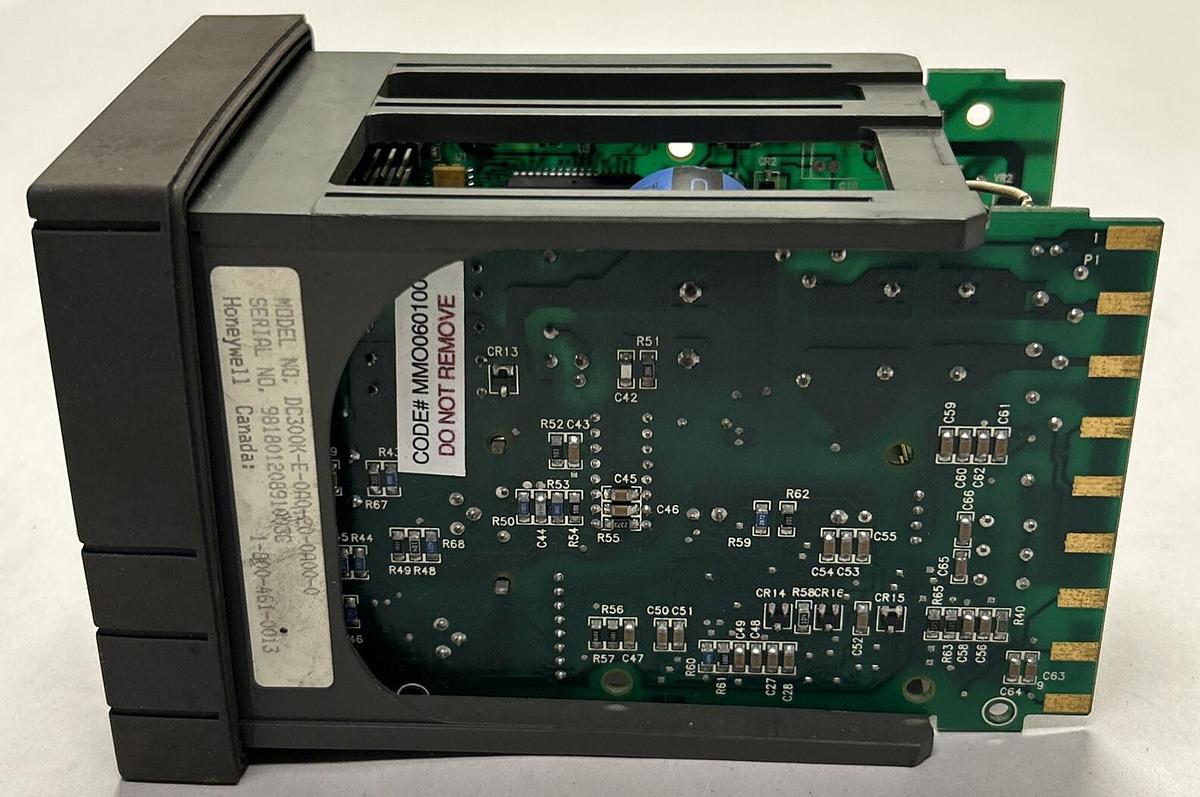 Used HONEYWELL,DC300K-E-0A0-20-0A00-0,UNIVERSAL DIGITAL CONTROLLER