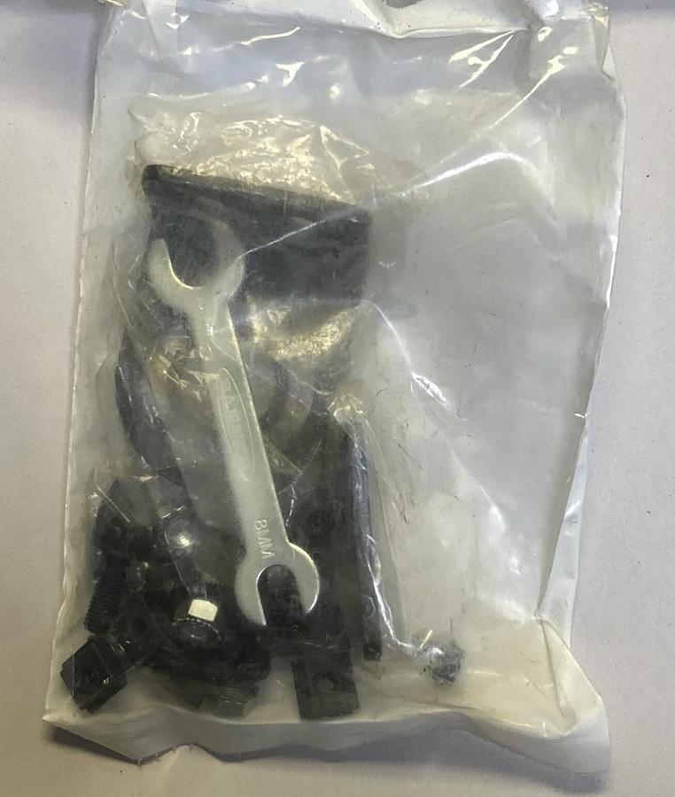 BANNER ENGINEERING,EZA-MBK-11,STANDARD MOUNTING L-BRACKET LOT OF 3 NEW