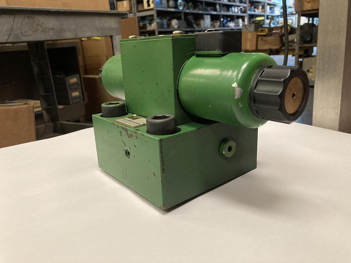 Used Parker,D3W6CNYWZ,Directional Hydraulic Control Valve with C050CA0189920N10 Body