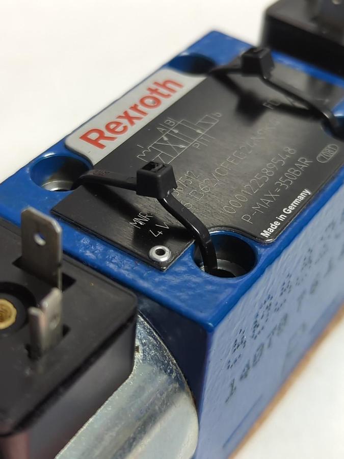 REXROTH,R900567512,DIRECTIONAL CONTROL VALVE 4WE 6 D62/OFEG24N9K4 NOS