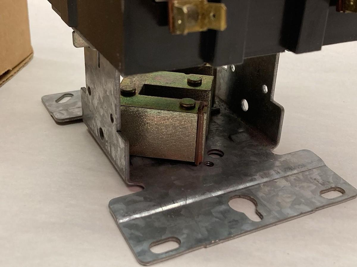 Siemens,42FE15AG106,2-Pole Definite Purpose Magnetic Contactor Ser D NO COIL