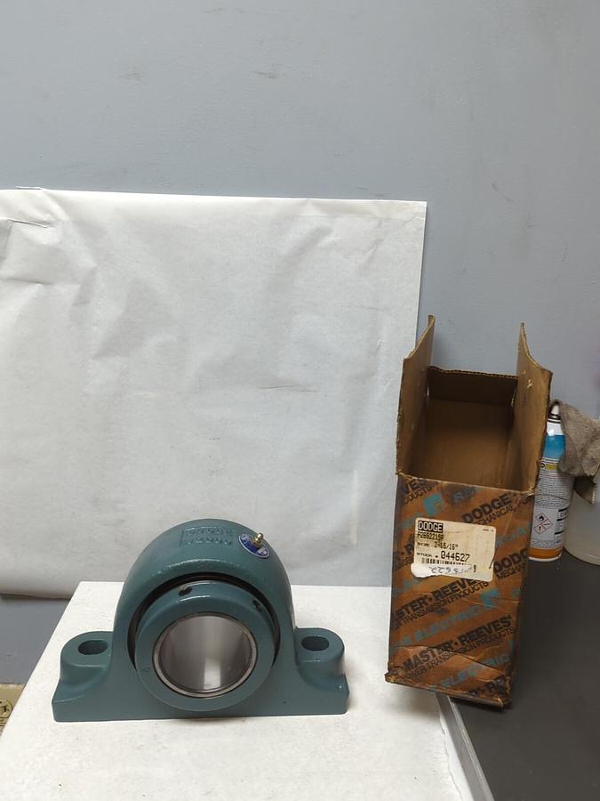 DODGE,P2BS2215R,PILLOW BLOCK BEARING 2-15/16 INCH BORE 044627 NOS