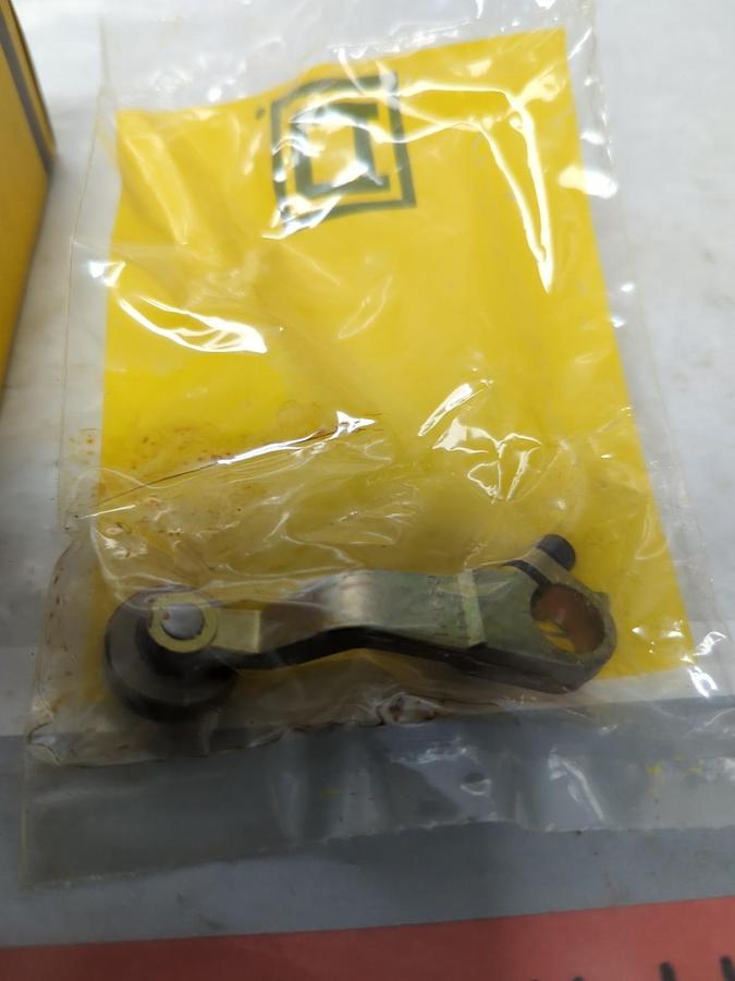SQUARE D,9007 KA-11,ROLLER LEVER ARM NOS