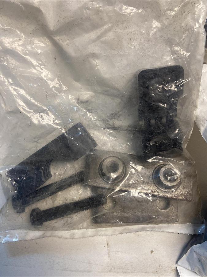 Used Behringer,H41050-PP-SCP-SWP,3/4 INCH Carbon Steel Pipe Clamp Lot of 4 NOS