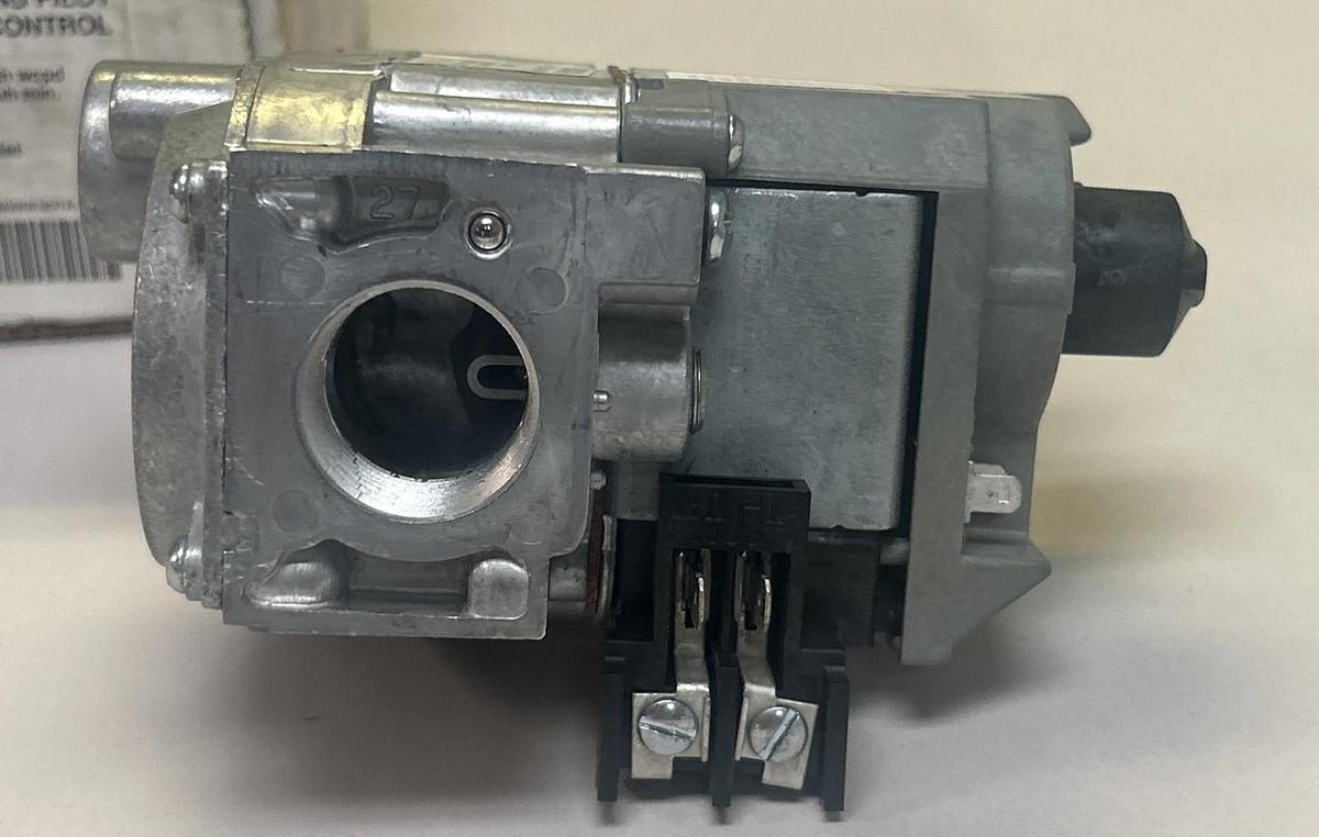 HONEYWELL,VR8300A4508,DUAL VALVE STANDING PILOT COMBINATION GAS CONTROL NOS