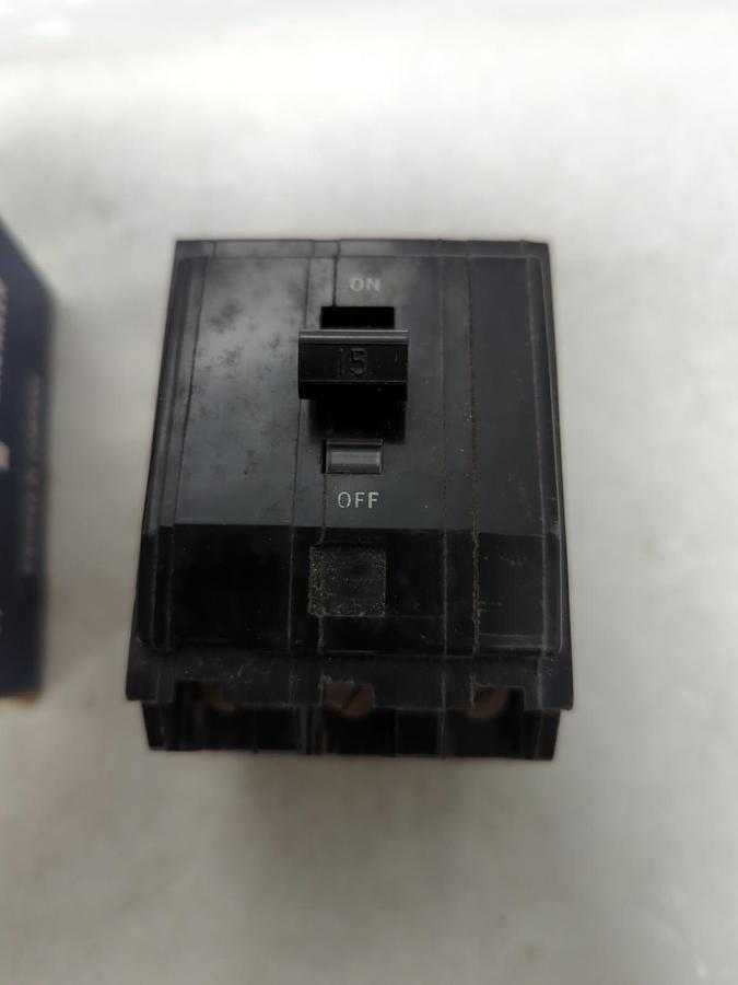 SQUARE D,QOB315,CIRCUIT BREAKER 3-POLE 15 AMP NOS