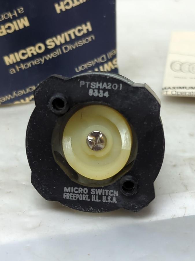 HONEYWELL MICRO SWITCH,PTSHA201,SELECTOR SWITCH SPRING RETURN 3-POSITION NOS