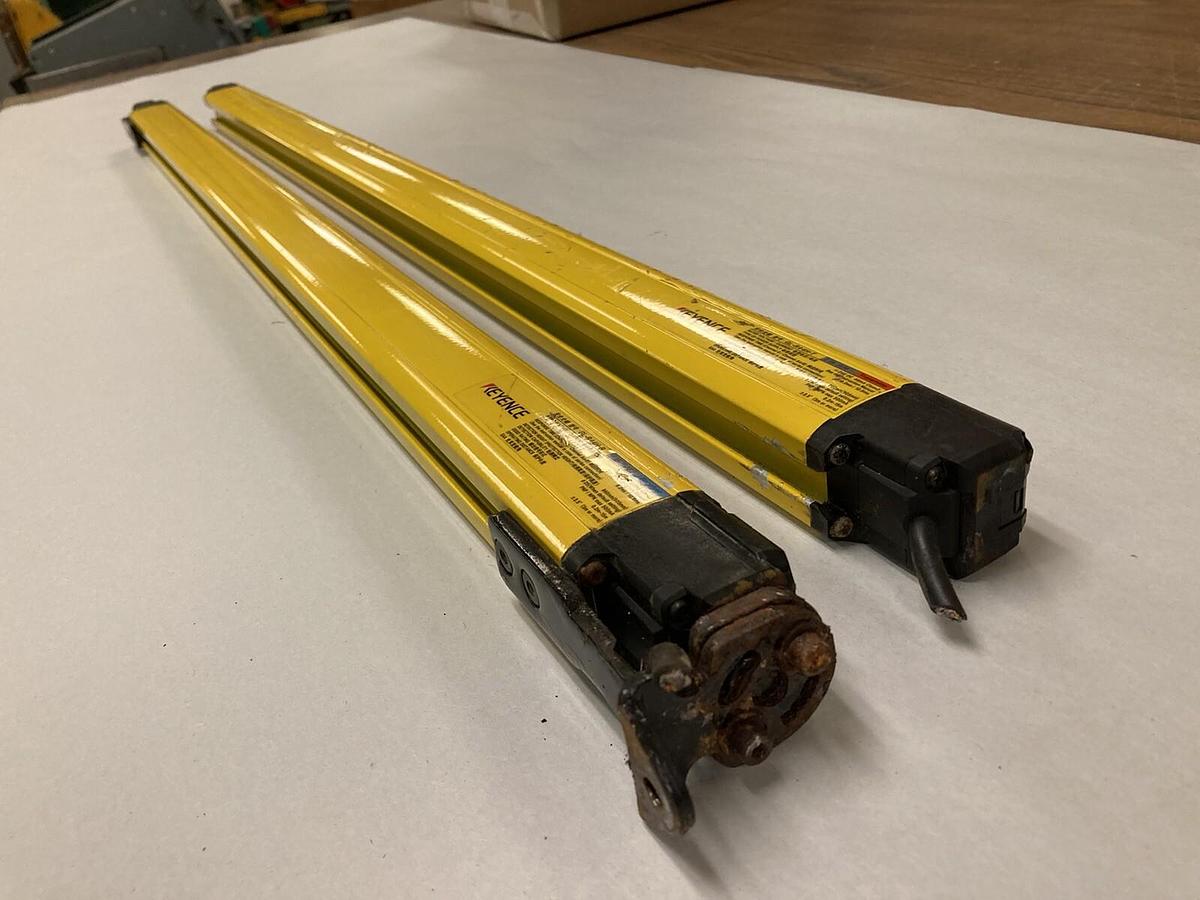 Used Keyence,GL-R44H,Light Curtain Transmitter with Receiver 860MM 24V