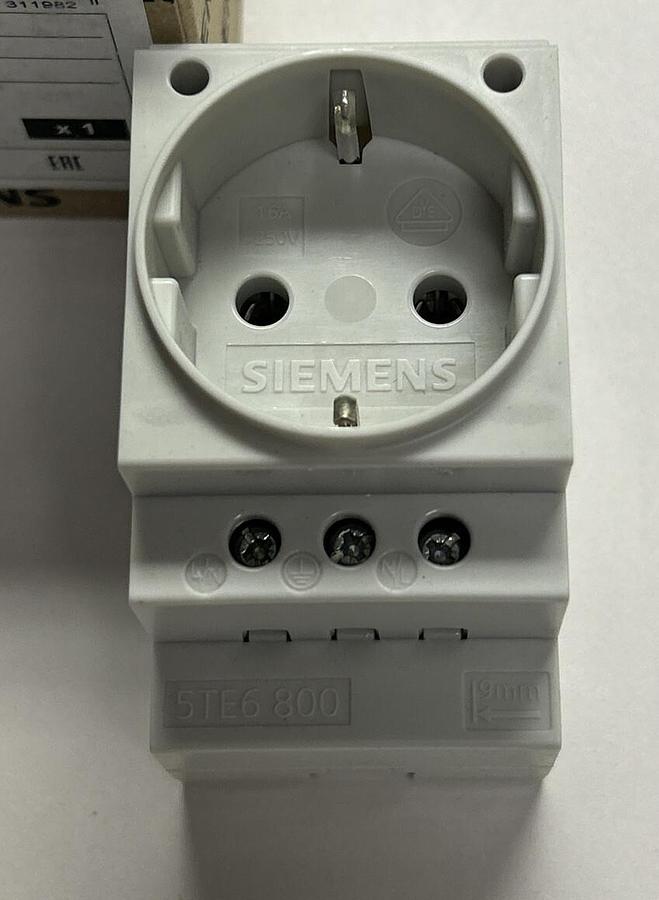 Used SIEMENS,5TE6800,ELECTRICAL SOCKET OUTLET 16A 230V NEW