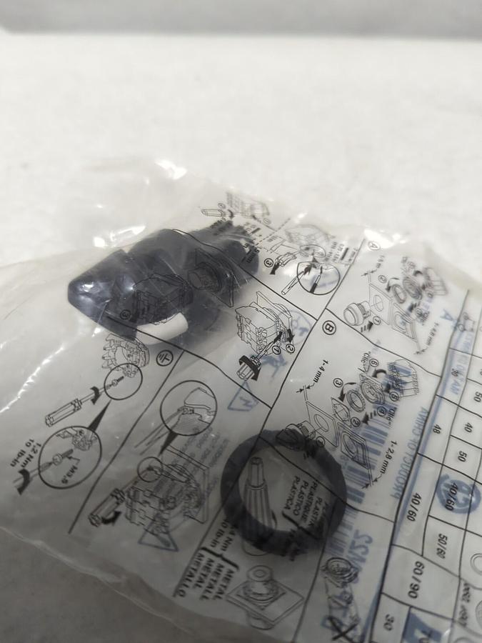 SPRECHER+SCHUH,D7P-SM22,MAINTAINED SELECTOR SWITCH BLACK NEW