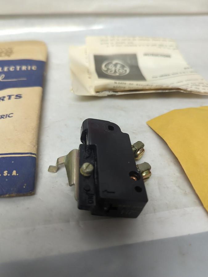 GENERAL ELECTRIC,CR105X100P,AUXILIARY CONTACT KIT 10 AMP NOS