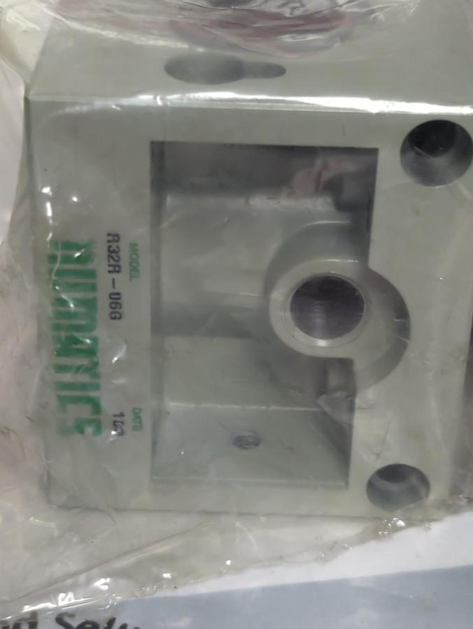 NUMATICS,R32R-06G,REGULATOR 3/4 INCH WITH GAUGE NOS