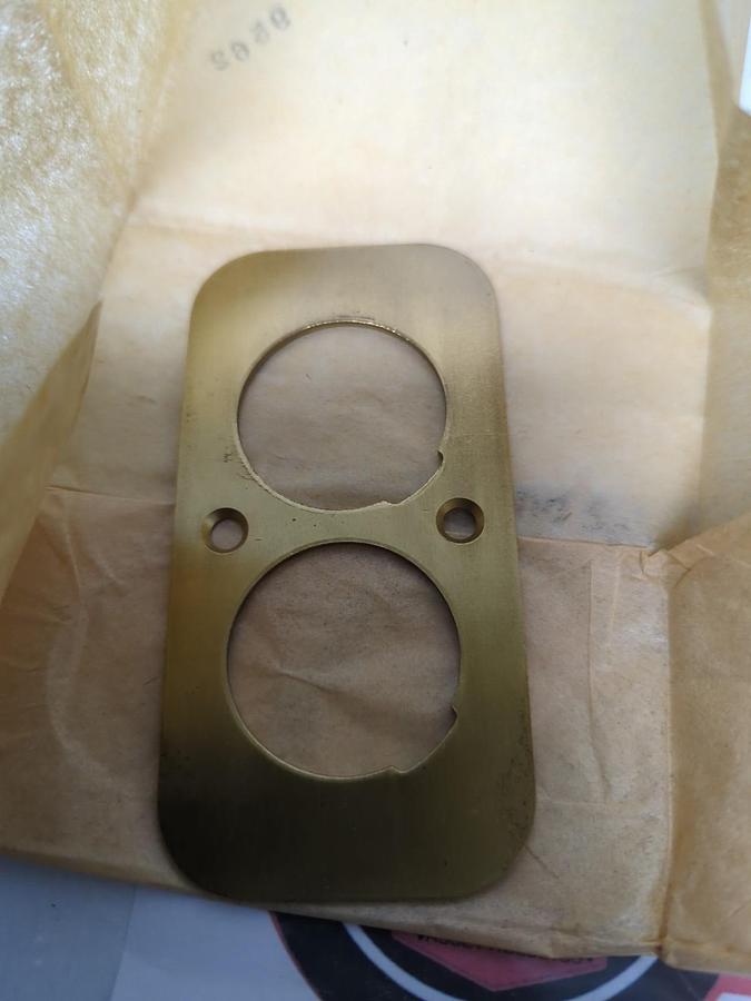 RUSSELL & STOLL,9053,3-WIRE BRONZE RECEPTACLE 20A-125VAC 15A 125VDC-10A-250V NOS