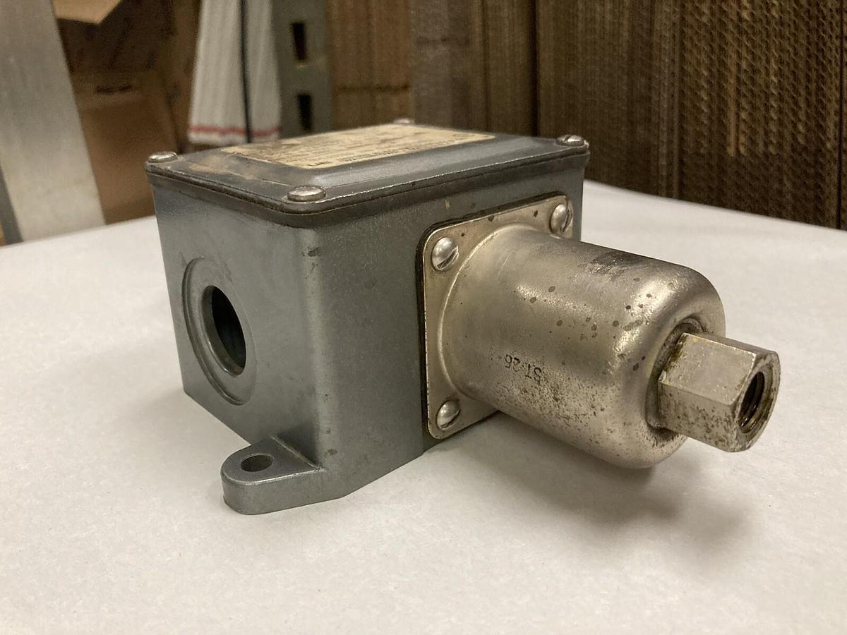 Used United Electric,Type J21K Model 140,Differential Pressure Switch 15AMP, 480V