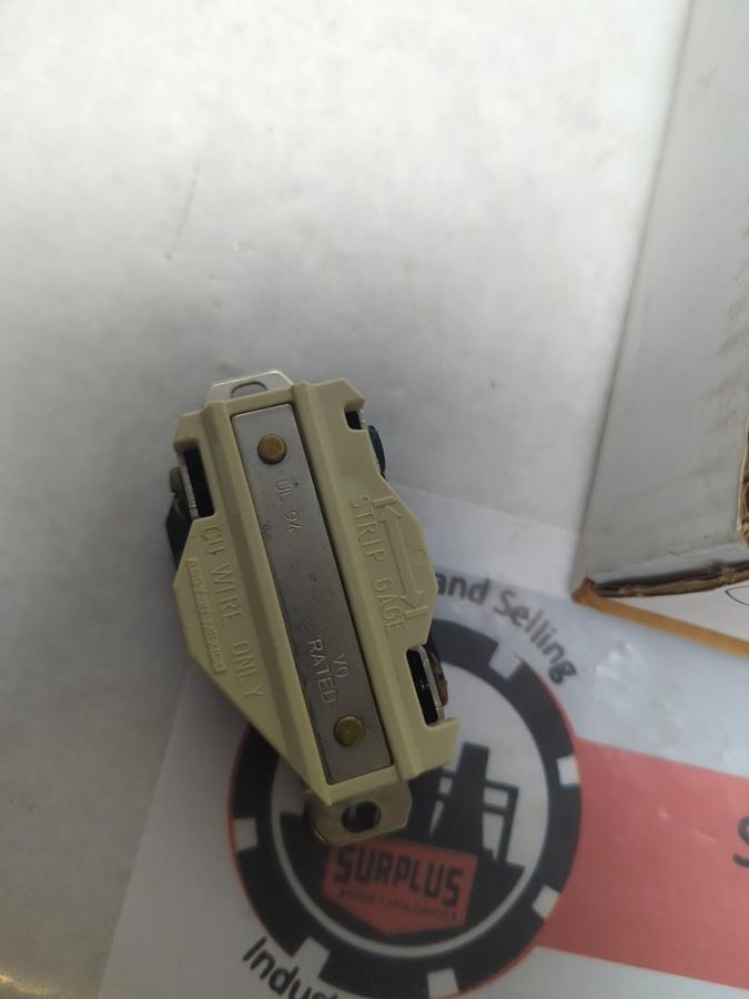 Used LEVITON,L6-20,FLUSH MOUNT LOCKING RECEPTACLE 20A 250V LOT OF 8 PRE-OWNED