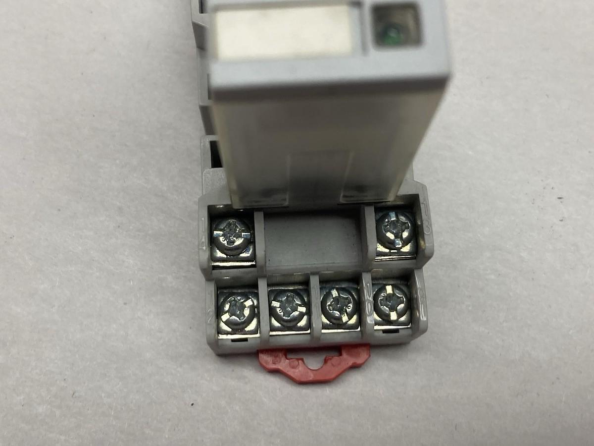 Siemens,3TX7144-1E5,Base w/ 3TX7111-3PC03 Plug-In Relay 300V 10A