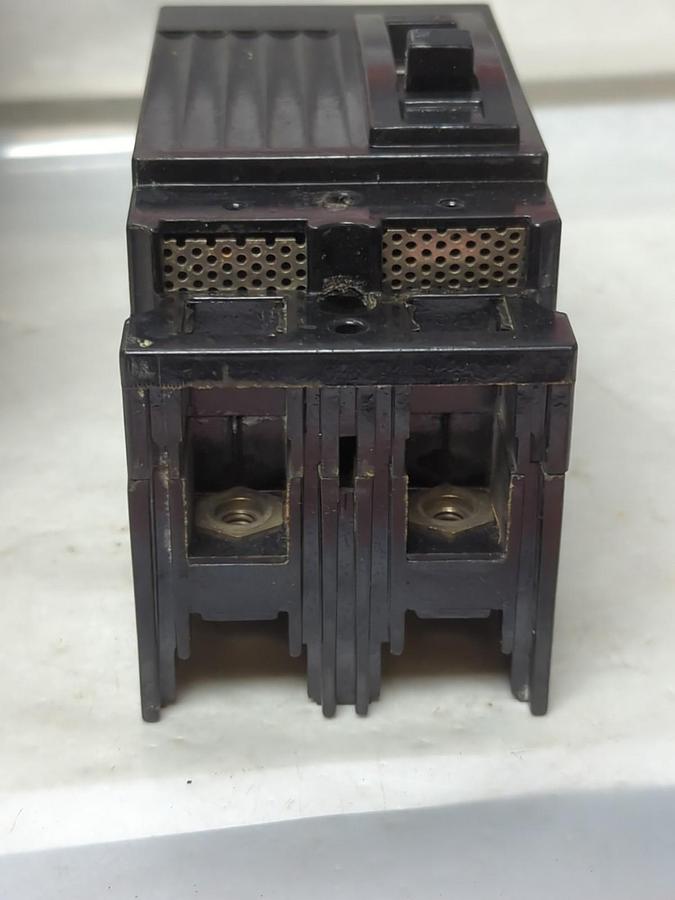 Used GENERAL ELECTRIC,TE122030,CIRCUIT BREAKER 2-POLE 30 AMP PRE-OWNED