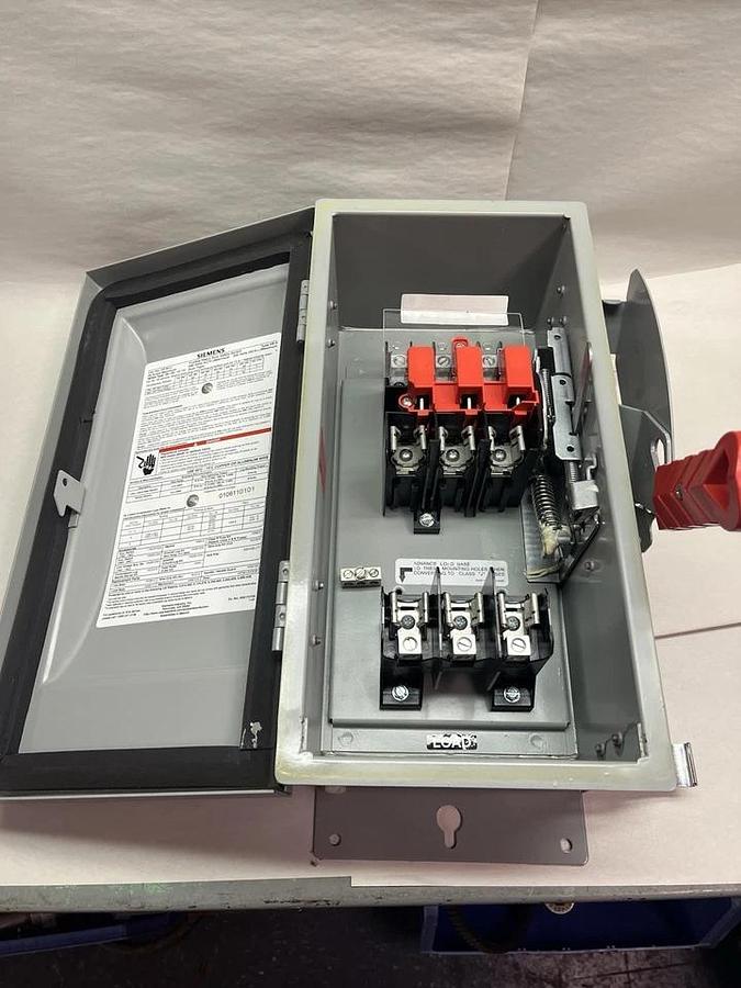 SIEMENS,HF361J,HD DUST TITE FUSED SAFETY SWITCH DISCONNECT 30A 600Vac 250Vdc
