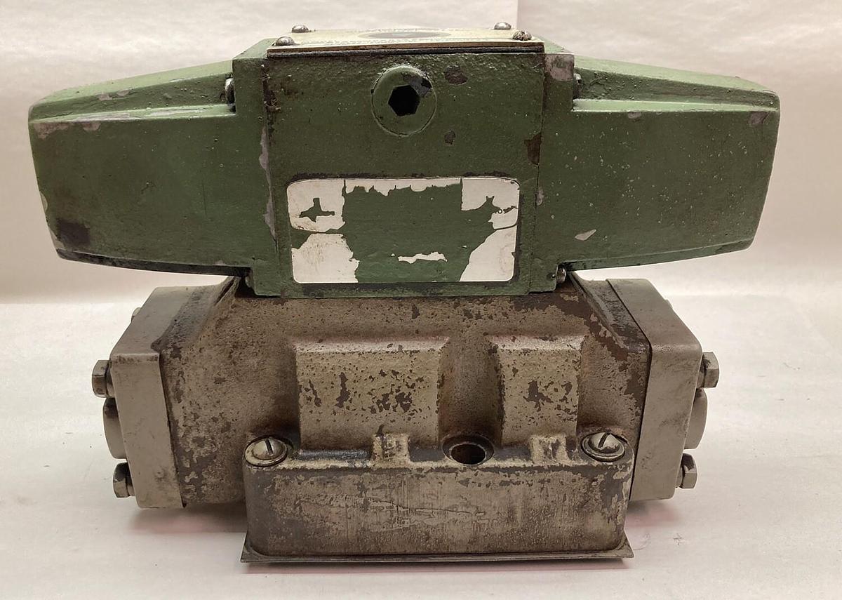 Used Vickers,DG5S4-066C-50 H1,Two Stage Hydraulic Directional Valve w/Valve Block