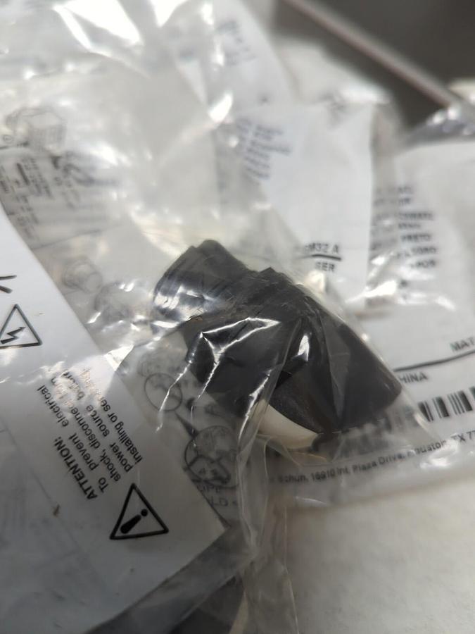 SPRECHER+SCHUH,D7P-SM32,SERIES A SELECTOR SWITCH 3-POSITION LOT OF 12 NEW