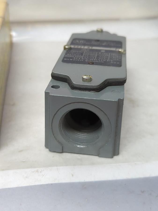 ALLEN-BRADLEY,802T-BT,OILTIGHT LIMIT SWITCH TOP PUSH ROD SPRING RETURN NOS