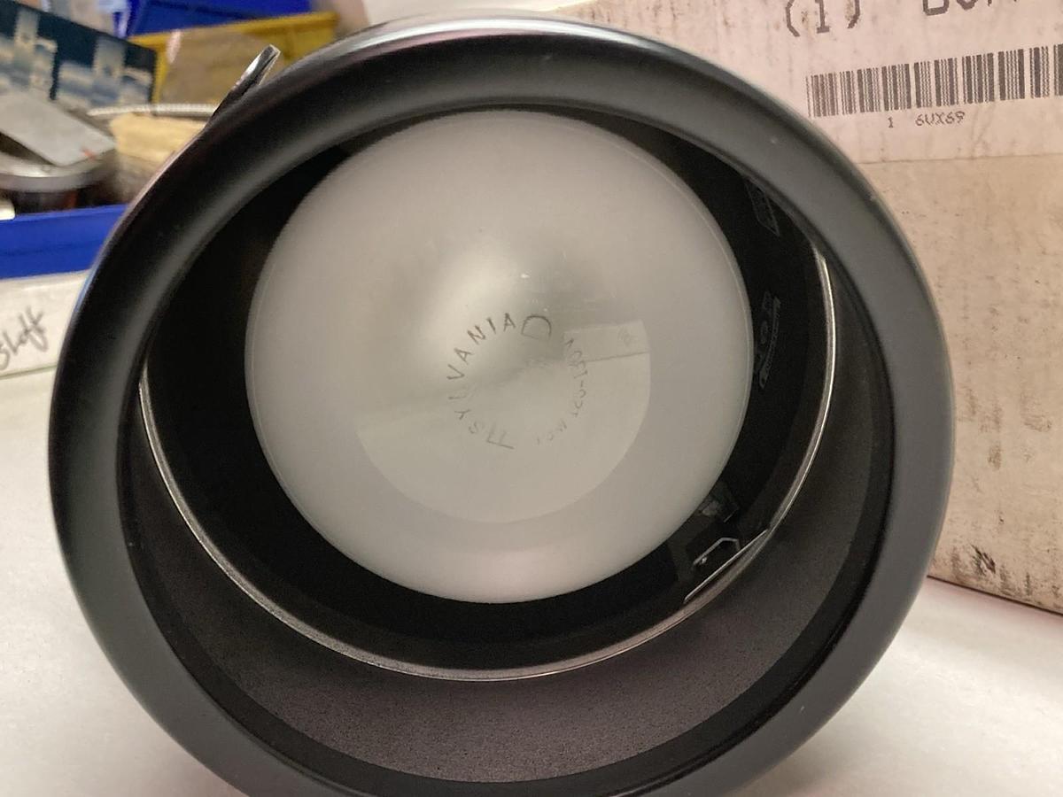 Used Halo Power-Trac,6VX69,Cylinder Lampholder Fixture