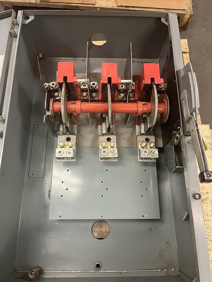 Used SQUARE D,HU366,SAFETY DISCONNECT NON FUSIBLE SWITCH 600A 600V 500HP