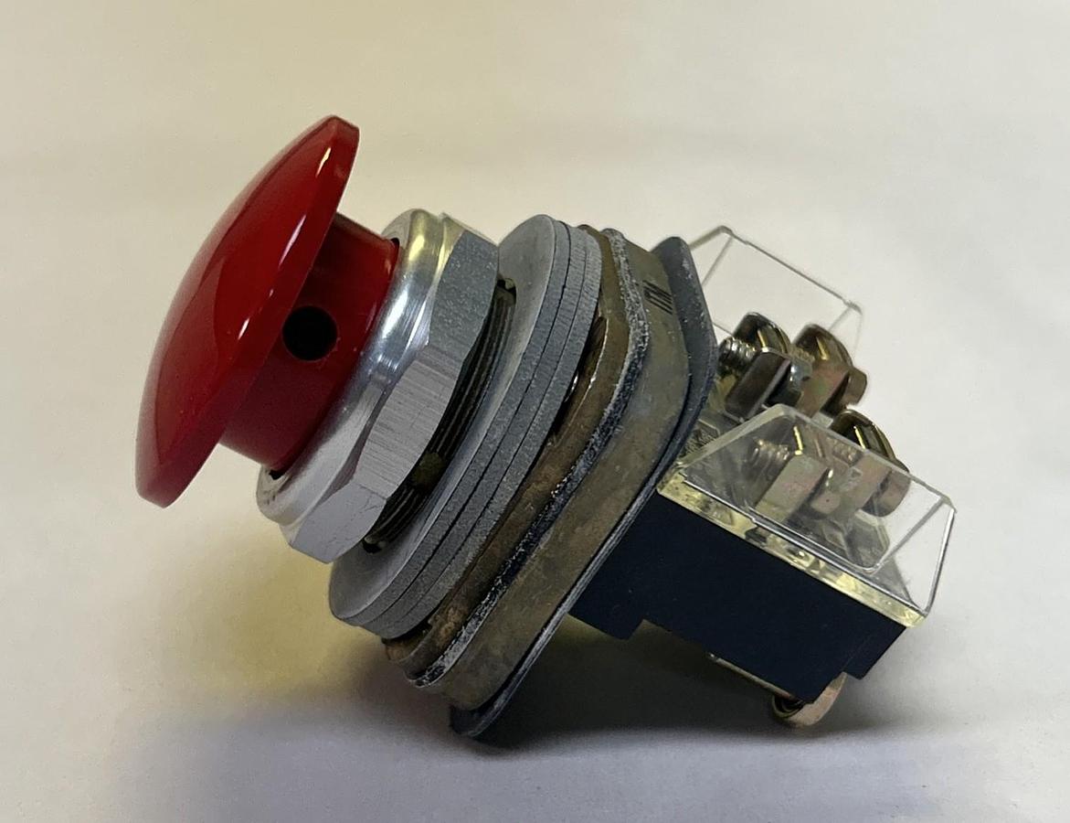 ALLEN BRADLEY,800T-D6A,RED MUSHROOM HEAD PUSH BUTTON NOS
