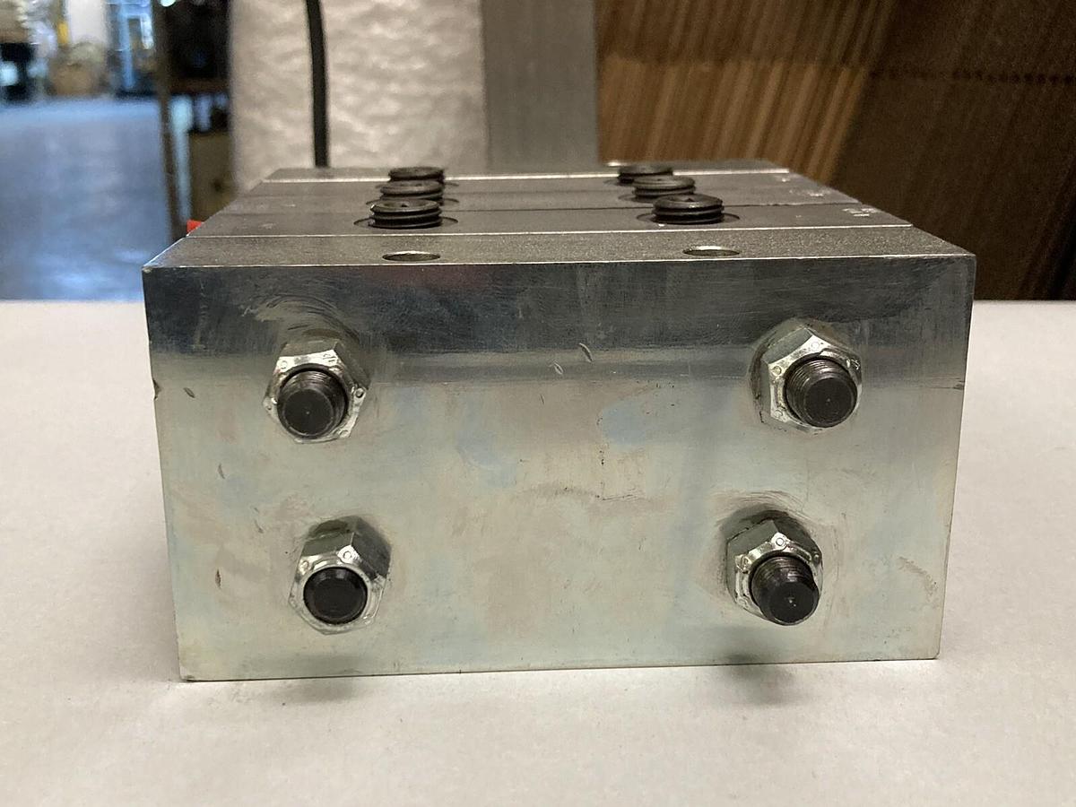 Used Graco,MXM06-25T MXC07-125T MXM06-25T Divider Valve 3074509