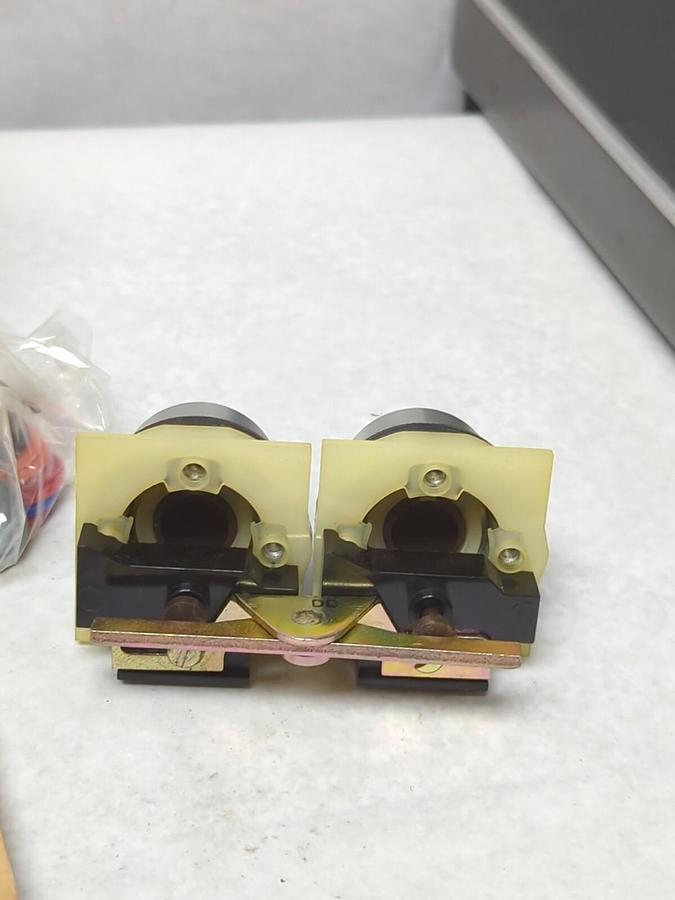 SQUARE D,00890,CLASS 9001 KR-11U INTERLOCK PUSH-BUTTON 2 MAINTAINED OPERATORS