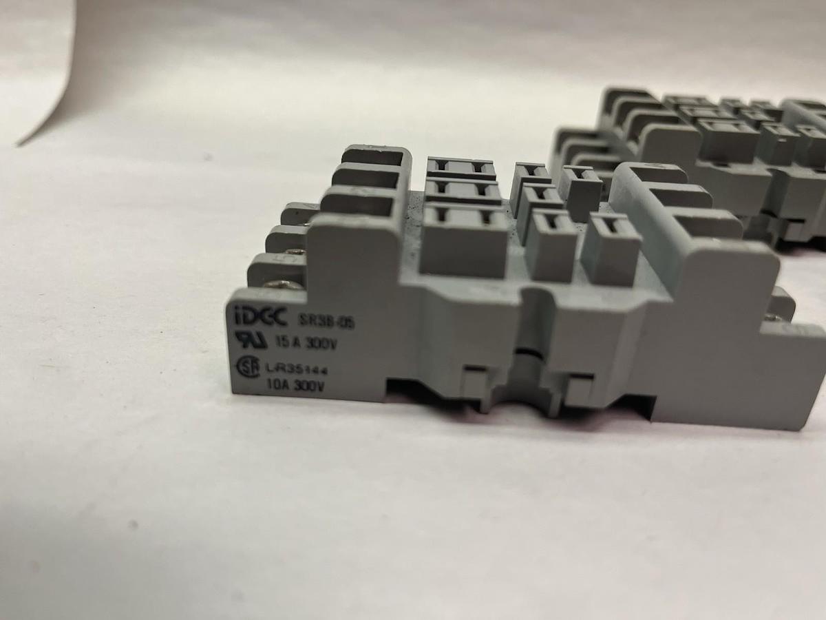 iDEC,SR38-05,RELAY SOCKET 15A 300V QTY 2 & ONE P&B 27E893 15A RELAY SOCKET