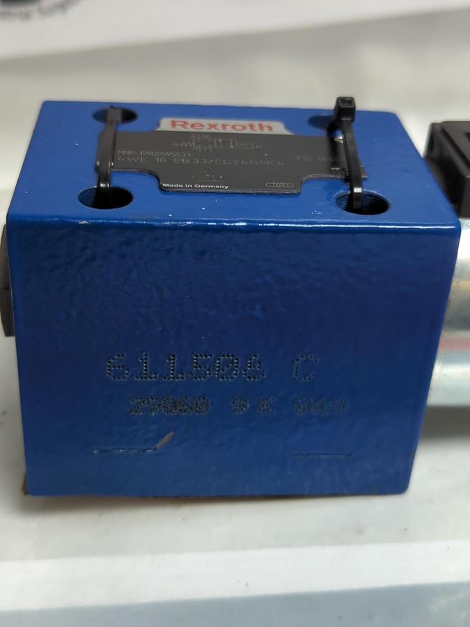 REXROTH,R900595533,SOLENOID VALVE 4 WE 10 EB331CG24N9K4 NOS