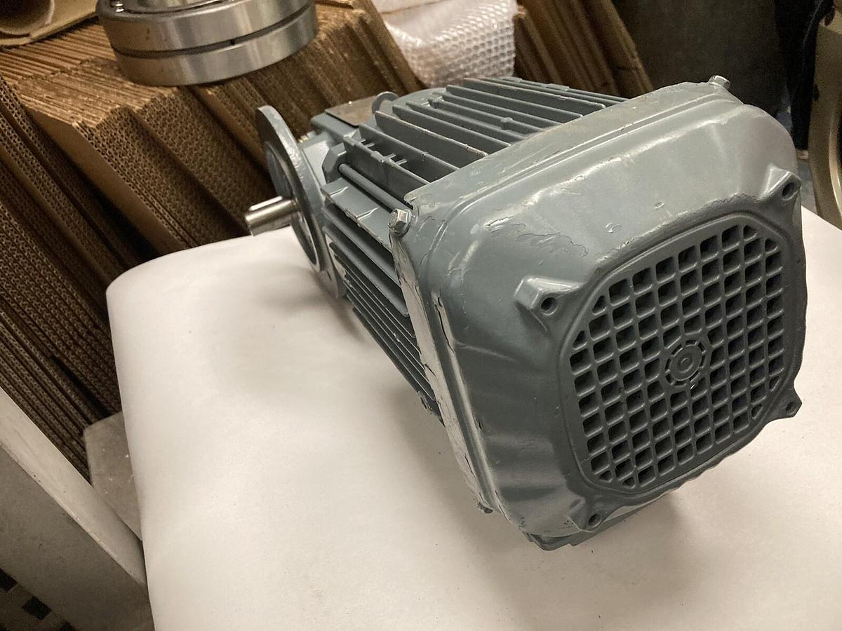 Used Sew-Eurodrive,SF37 DRN90S4,1.5 HP Gearmotor Ratio 5.38 1762/328 RPM 230/460V