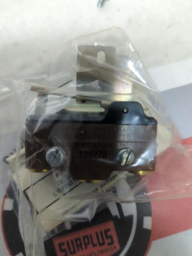 HONEYWELL TRADELINE,R8212G1209,CONTACTOR 3-POLE 30 AMP NOS