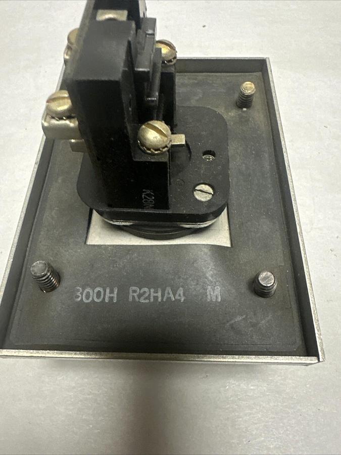 Used Allen-Bradley,800H R2HA4 M,Weather-tight Selector Switch (G077)