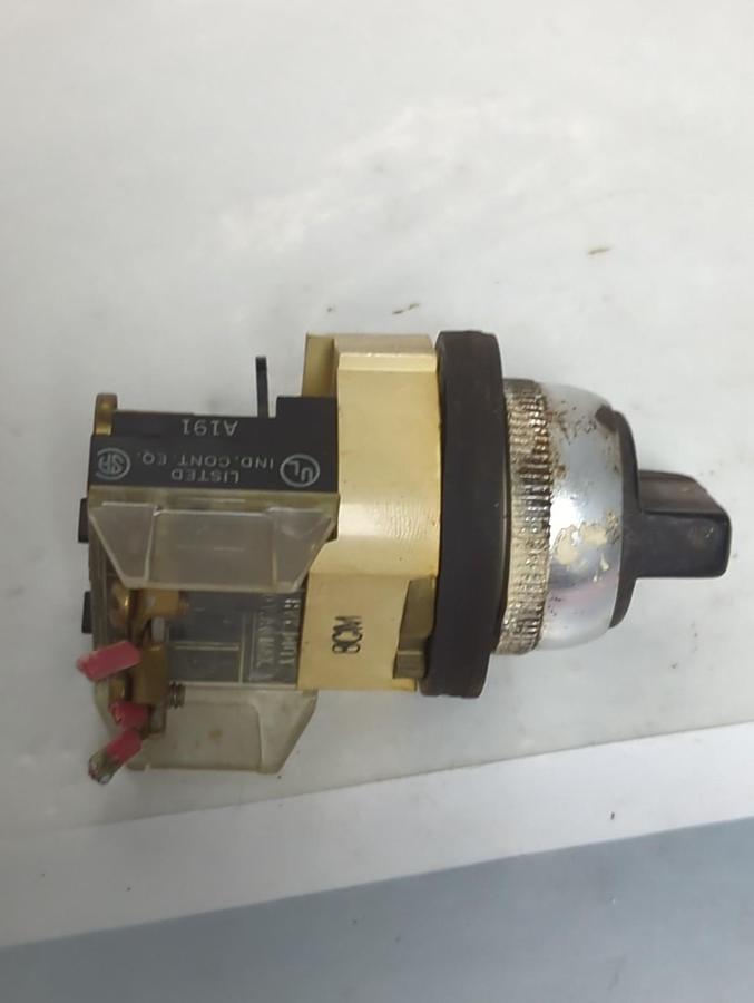 Used ALLEN BRADLEY,800-H2,SERIES F SELECTOR SWITCH PRE-OWNED