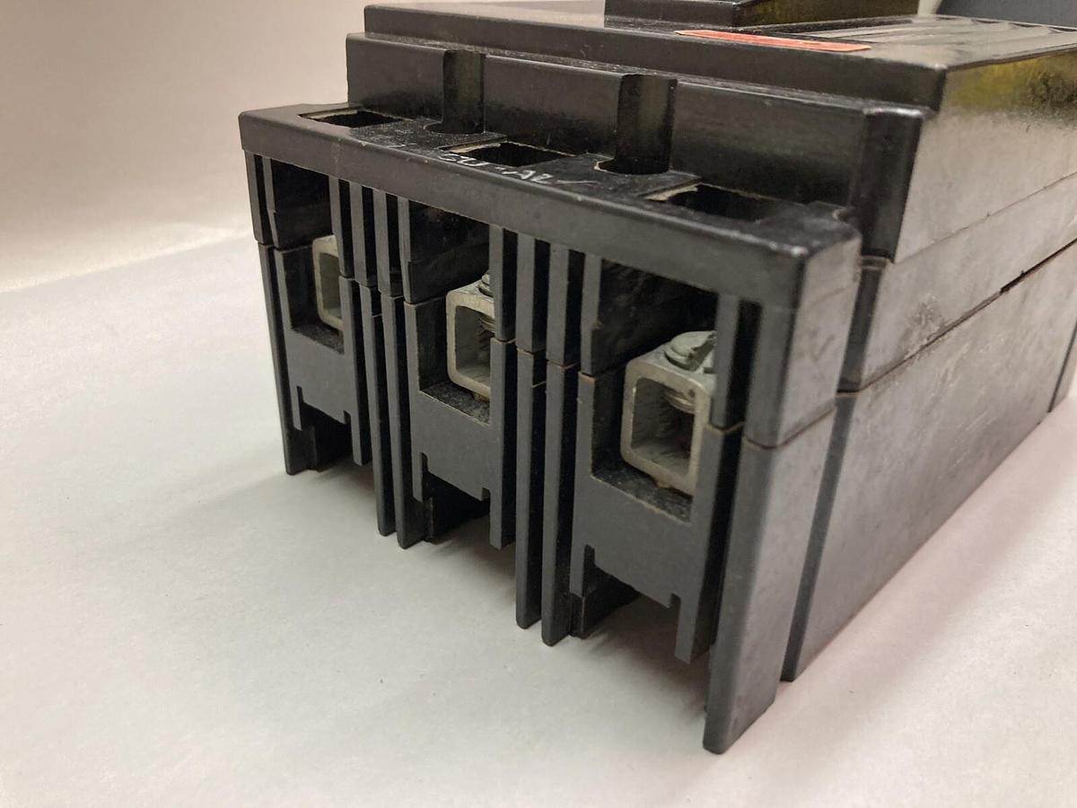 Used General Electric,TE132070,3-Pole Circuit Breaker 240Vac 10A