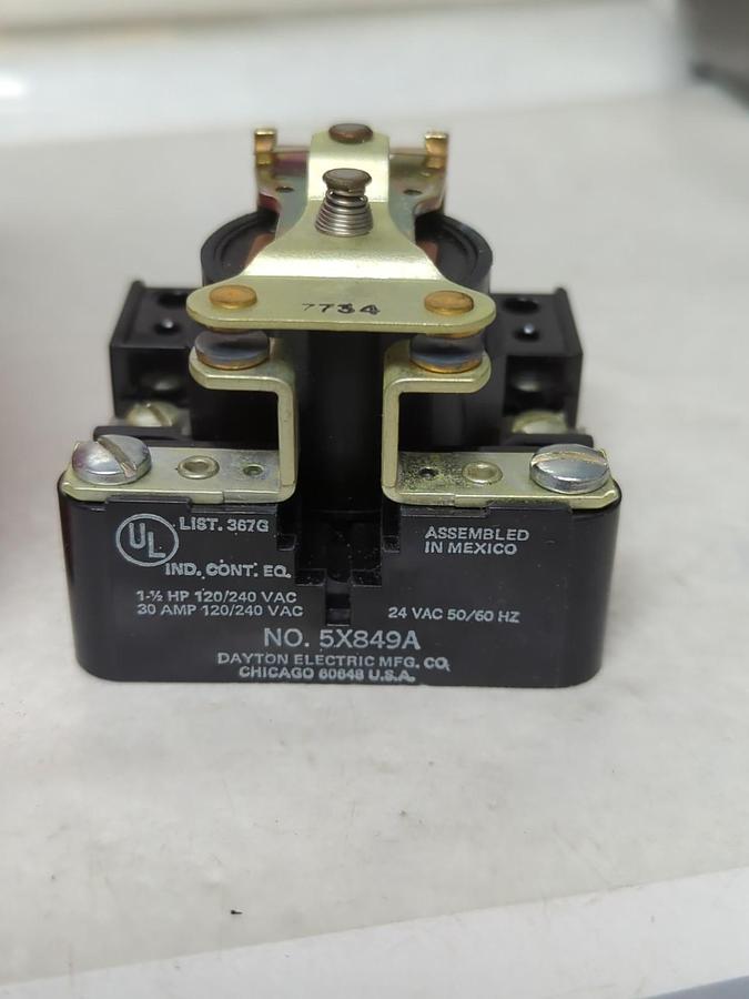 DAYTON,5X849A,GENERAL PURPOSE RELAY 1-1/2 HP 30 AMP 120/240VAC NOS
