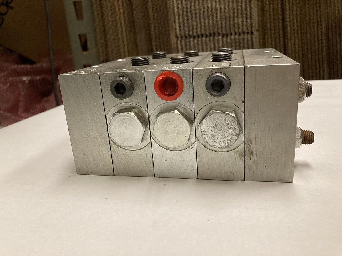 Used Graco,MXI10-025S MXL07-125T MXD10-025S, Divider Valve 3074509